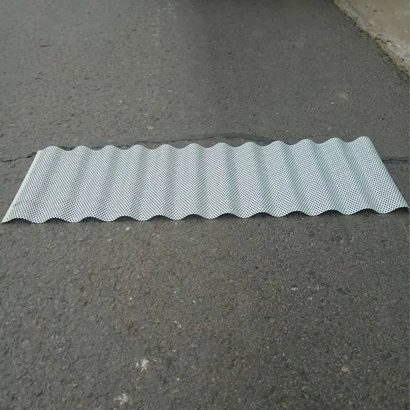 छिद्रित प्रोफाइल वाले धातु पैनल